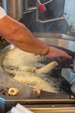 Eller yemek hazırlamak için çalışıyor.