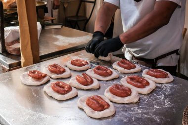 Eller yemek hazırlamak için çalışıyor.