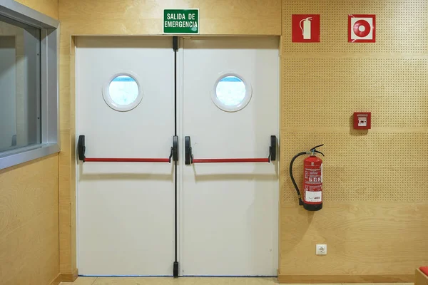 Kamu binasındaki yangın koruma levhası, yok olma ve tahliye araçlarını da içeriyor