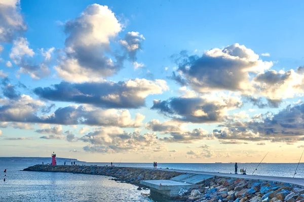 Deniz Fenerinin Dalgalanma Suyunda Gün Doğumu Balıkçıları Izliyor — Stok fotoğraf