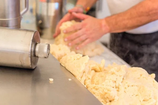 Mani Che Lavorano Preparando Cibo Servire — Foto Stock