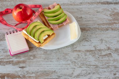Avokado, peynir, jambon ve elmalı tost.