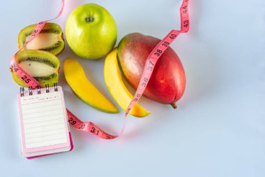 Plaj için tropik meyve ve elma diyeti.