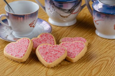 Tatlı bir kahveye kalp kurabiyesi.