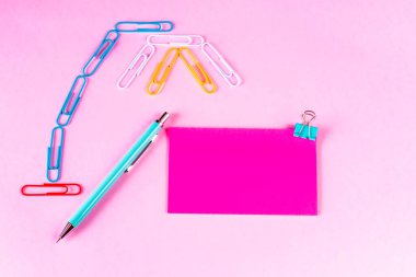 Yaratıcılık için klip ve notlarla dolu bir masa