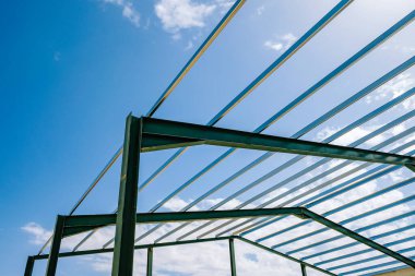 Details of the construction of a steel industrial warehouse with reinforced concrete walls