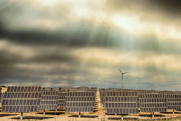 Yenilenebilir enerji santralinde günbatımı