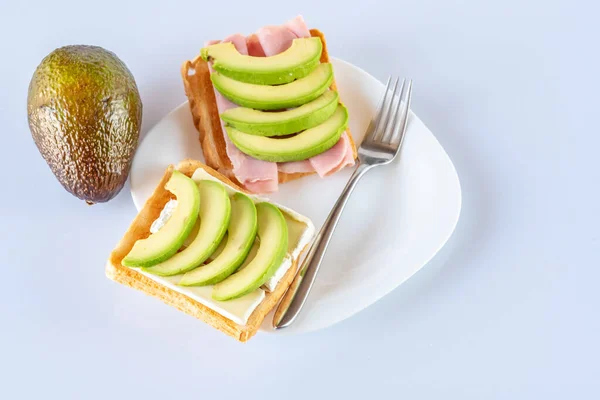 Avokado, peynir, jambon ve elmalı tost.