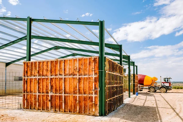 Details of the construction of a steel industrial warehouse with reinforced concrete walls