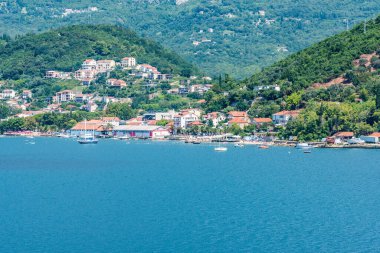 Kotor fiyortunun Adriyatik Denizi 'ne giden manzaraları