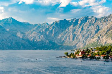 Kotor fiyortunun Adriyatik Denizi 'ne giden manzaraları