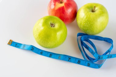 Diyetini tropikal meyve ve elmayla hazırlıyorum..