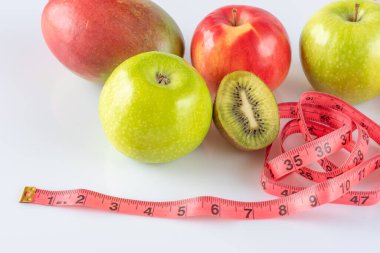 Diyetini tropikal meyve ve elmayla hazırlıyorum..