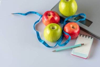 Diyetini tropikal meyve ve elmayla hazırlıyorum..