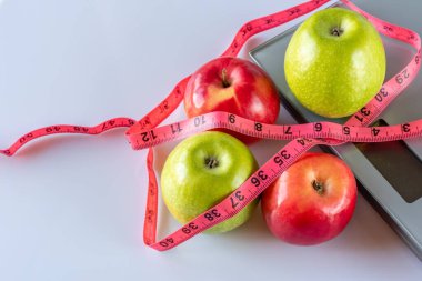 Diyetini tropikal meyve ve elmayla hazırlıyorum..