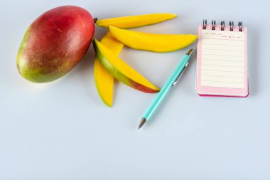 Diyetini tropikal meyve ve elmayla hazırlıyorum..