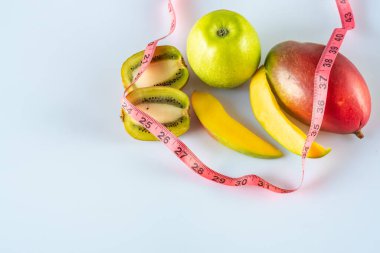 Diyetini tropikal meyve ve elmayla hazırlıyorum..