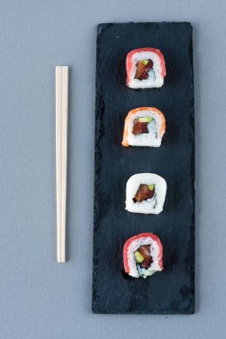 Sushi yemek için hazır.