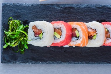 Sushi yemek için hazır.