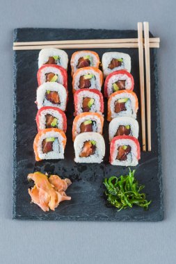 Sushi yemek için hazır.