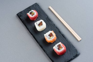 Sushi yemek için hazır.