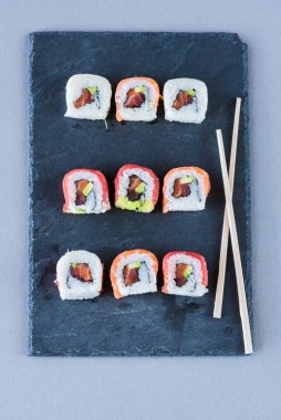 Sushi yemek için hazır.