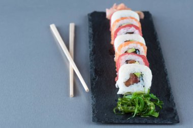 Sushi yemek için hazır.