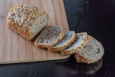 Fırından yeni çıkmış ekmekler, ekşi ekmek hamuru ve farklı mısır gevreğinden yapılmış.