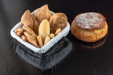 Fırından yeni çıkmış ekmekler, ekşi ekmek hamuru ve farklı mısır gevreğinden yapılmış.