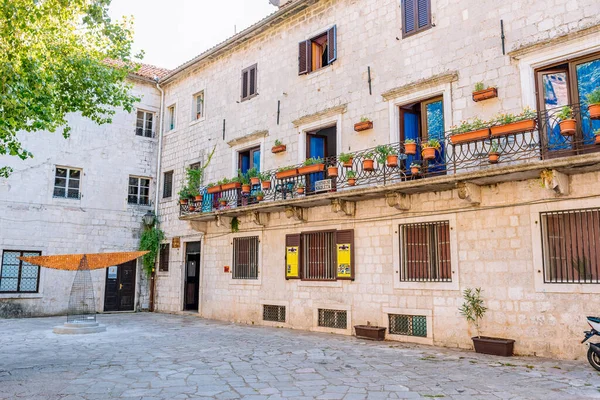 Güzel Kotor şehrinin köşeleri.