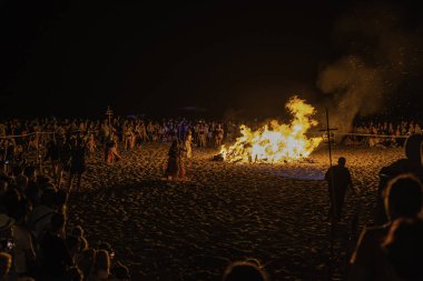 Kamp ateşi etrafında cadılar
