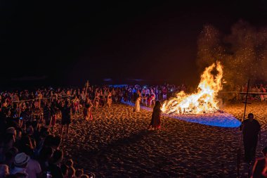 Kamp ateşi etrafında cadılar