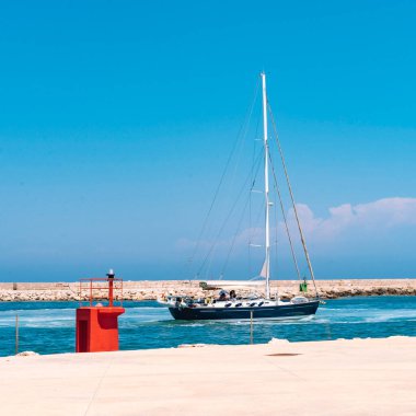 Yelkenli iskele tarafındaki aperatifin çıkışında.