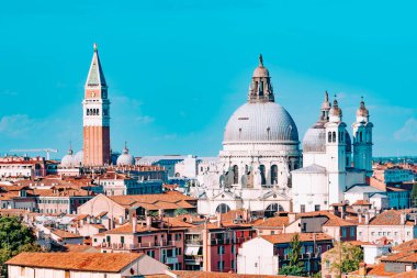 Venedik 'te gerçek bir turizm sorunu var. Daha büyük akınların yaşandığı günlerde sokaklarda ve köprülerde yürümek karmaşıktır.