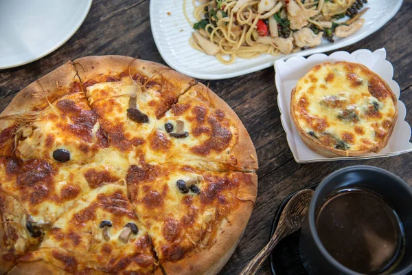 Lezzetli sebzeli pizza Stock Picture 