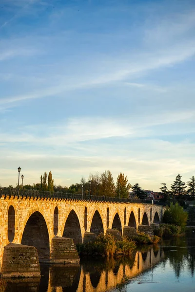 Douro nehri üzerindeki tarihi taş köprü, gün batımı saati. Altın Saat. Castilla y Leon, İspanya.