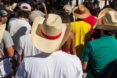 Arkadan büyük bir kalabalık canlı müzik konseri ya da spor müsabakası izliyor. Yüksek kalite fotoğraf