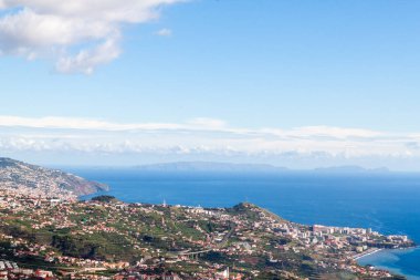 Arka planda deniz olan Funchal Adası manzarası. Yüksek kalite fotoğraf