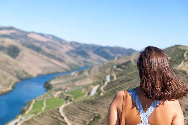 Douro üzüm bağlarının manzarasından hoşlanan bir kadın. Yüksek kalite fotoğraf