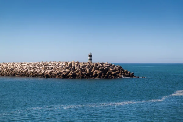 Deniz manzarası ve kayaların üstündeki deniz feneri. Yüksek kalite fotoğraf