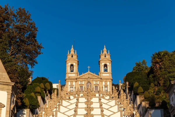 Portekiz 'de Bom Jesus de Braga aşağıdan görüldü. Dini bina. Yüksek kalite fotoğraf