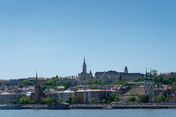 Nehirden Budapeşte manzarası, açık gökyüzü.