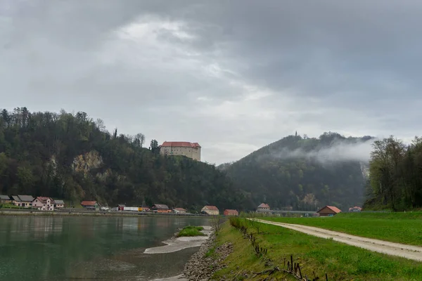 Arkasında tarlalar, nehir, mimari ve dağlar olan Slovenya manzarası. Yüksek kalite fotoğraf