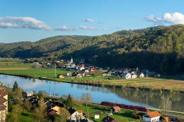 Slovenya kilisesi ve Sevnica manzarası. Yüksek kalite fotoğraf
