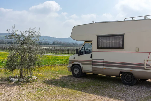 Bir İtalyan üzüm bağının yanına park edilmiş bir karavan. Yüksek kalite fotoğraf