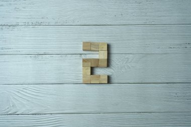 Beyaz ahşap arka plandaki tahta zardan 2 numara.