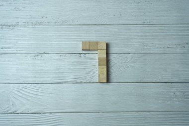 Beyaz ahşap zemindeki ahşap zardan 7 numara.