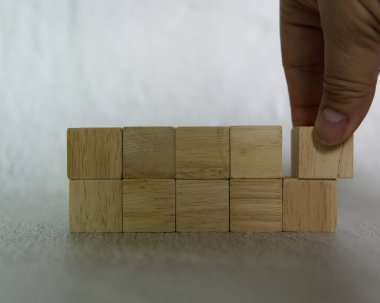 Yakın plan el, iş tasarımı konsepti için bir dikdörtgen biçimli tahta zar seçin, çocuk vakfı uygulama becerileri için etkinlik