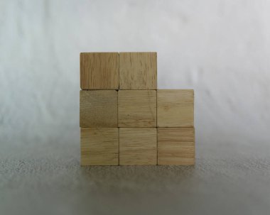 İş ve tasarım konsepti için tam kare ahşap zar, liderlik sembolü, takım çalışması ve büyüme