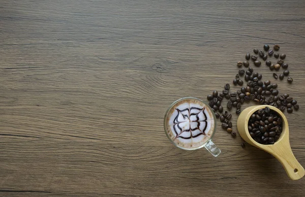 나무로 유리잔에 커피를 숟가락에 원두를 — 스톡 사진